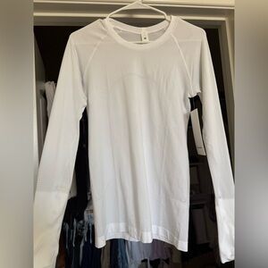 NWT Lululemon Swiftly Tech Long-Sleeve Shirt 2.0
Hip Length